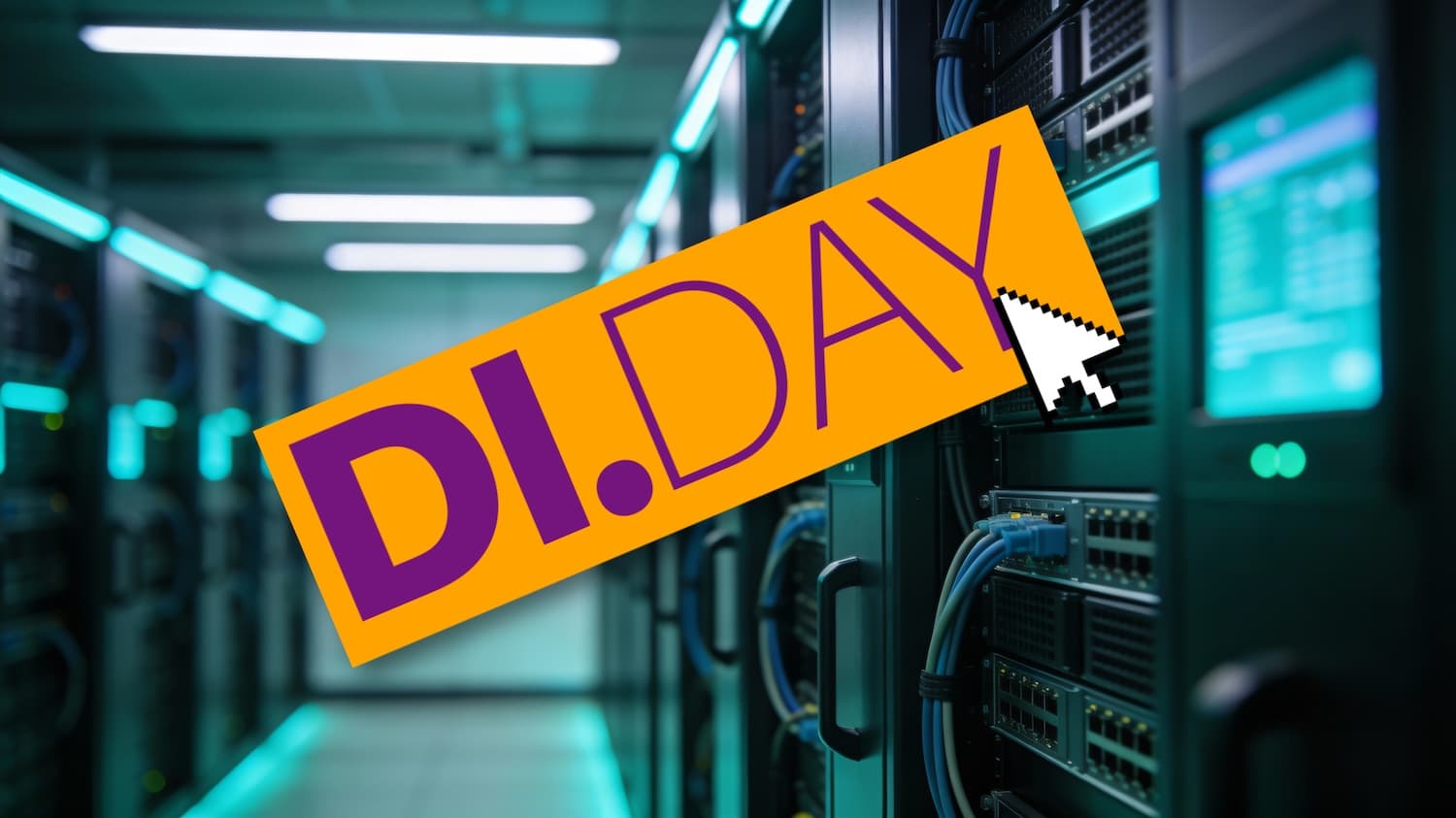 Im Hintergrund ist ein stilisierter Serverraum in petrolfarbenem Licht zu sehen. Im Vordergrund ist das DI.DAY Logo in großen, lilafarbenen Lettern auf orangenem Grund. Vor dem Y von DI.DAY ist ein Mauszeiger abgebildet.